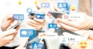 الوحدة الرقمية فى زمن السوشيال ميديا.. كيف تحولت الصداقات إلى مجرد تفاعلات إلكترونية؟