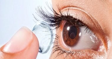 عدسات لاصقة بالأشعة الحمراء