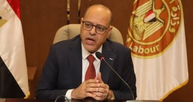 وزير العمل يوجه بمتابعة