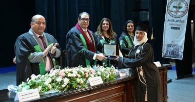 رئيس جامعة القاهرة يشهد