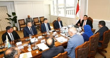 وزير الإسكان يتابع موقف