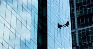 الصين تطور زجاجا ذاتى التنظيف باستخدام الكهرباء