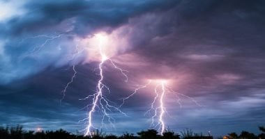 علماء يتتبعون البرق في